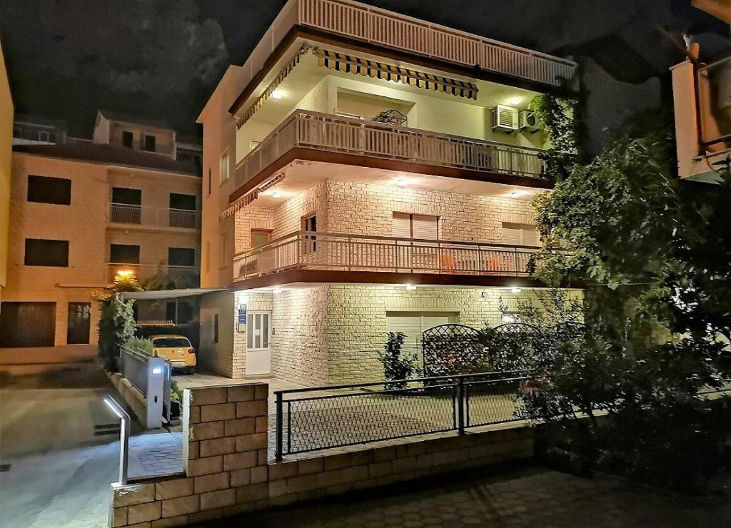 Apartments Neven オミシュ エクステリア 写真